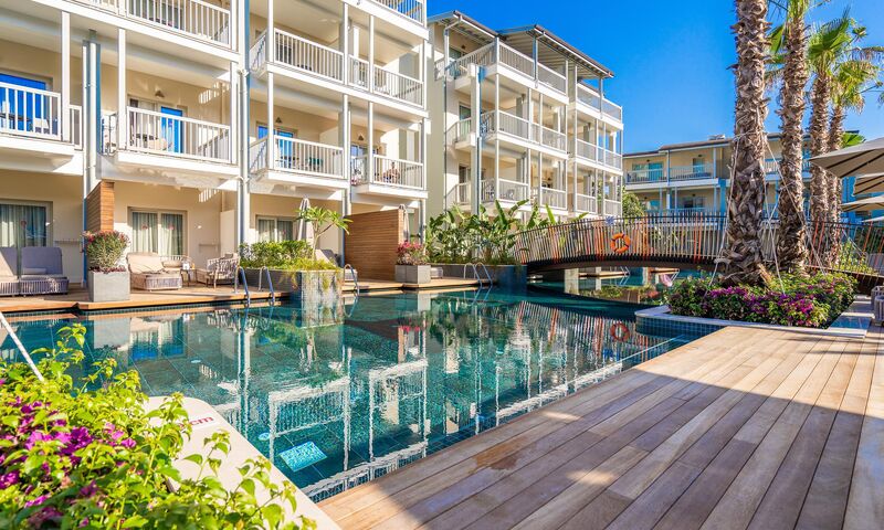 Lara Barut Collection