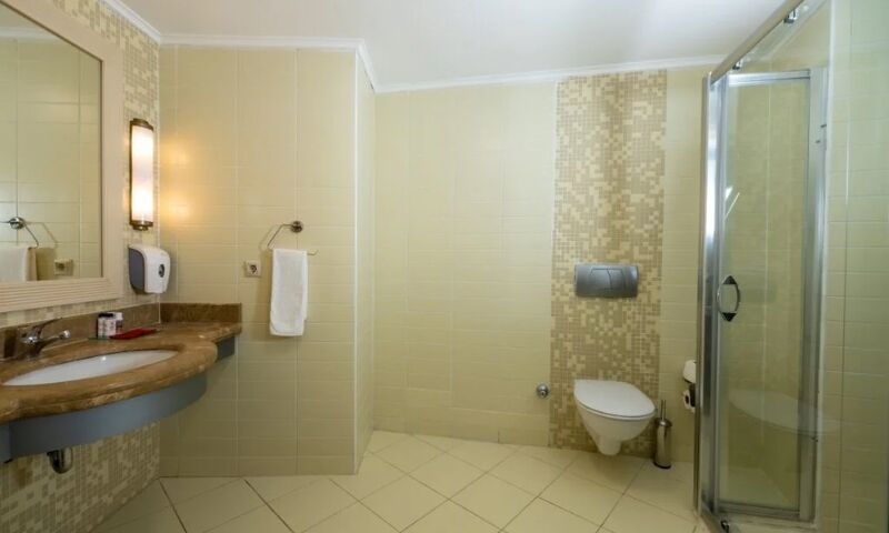 Crystal Admiral Resort Suites & Spa 