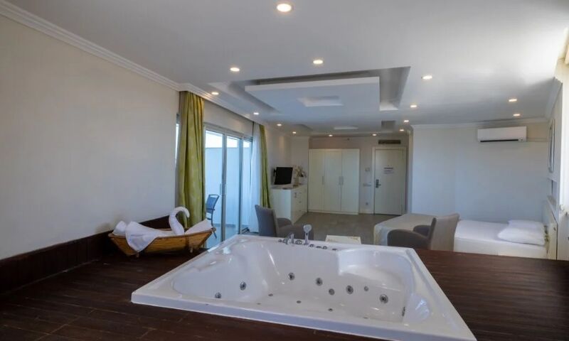 Crystal Admiral Resort Suites & Spa 