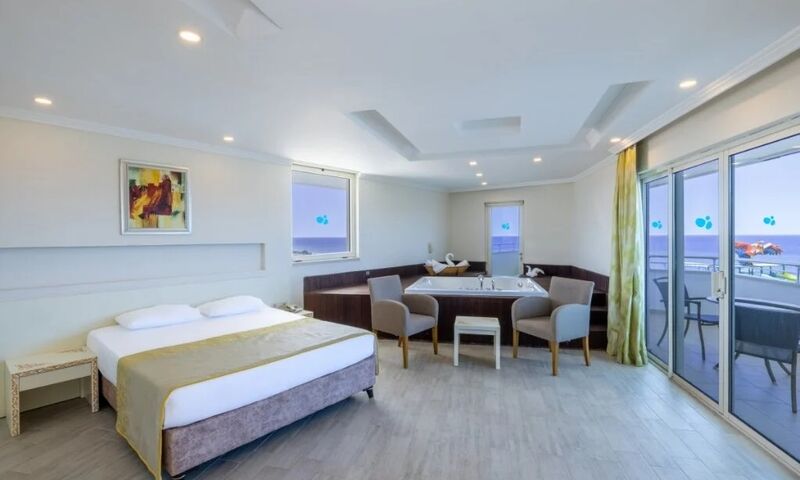 Crystal Admiral Resort Suites & Spa 