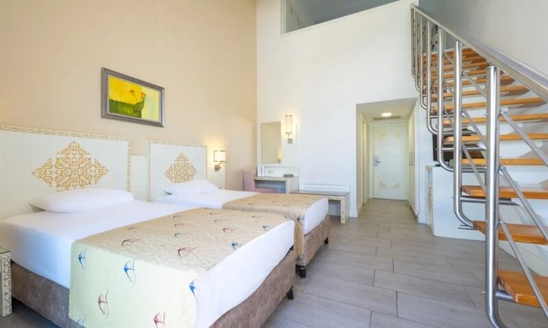 Crystal Admiral Resort Suites & Spa 