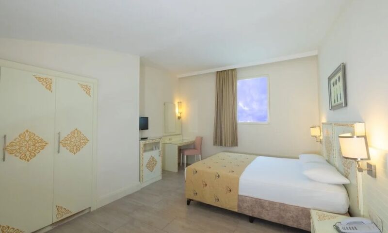 Crystal Admiral Resort Suites & Spa 