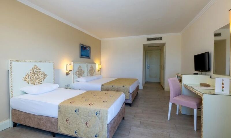 Crystal Admiral Resort Suites & Spa 