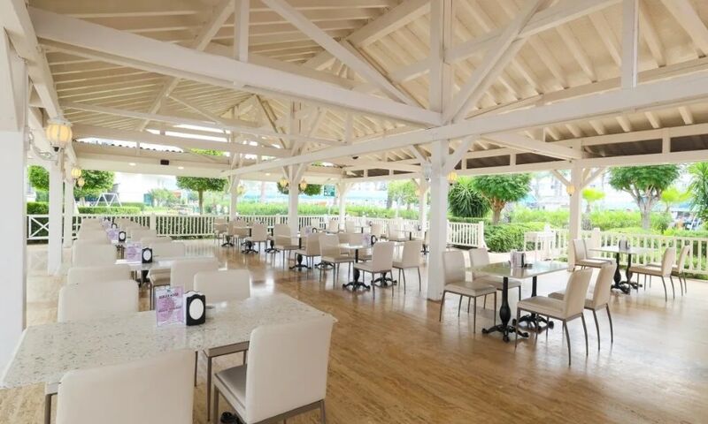 Crystal Admiral Resort Suites & Spa 