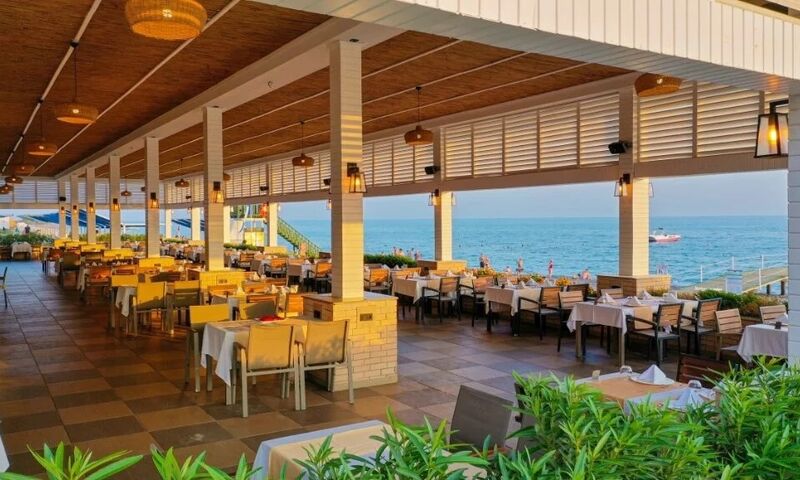 Crystal Admiral Resort Suites & Spa 