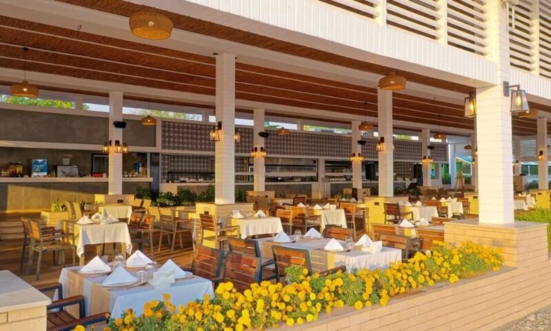 Crystal Admiral Resort Suites & Spa 