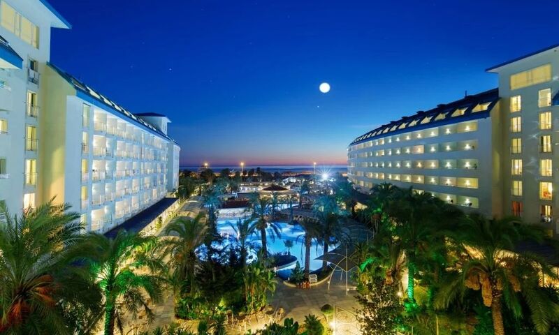 Crystal Admiral Resort Suites & Spa 