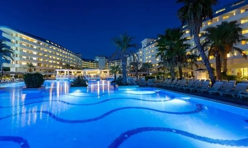 Crystal Admiral Resort Suites & Spa 