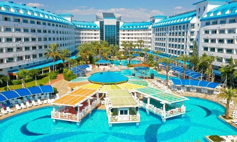 Crystal Admiral Resort Suites & Spa 